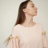 Світло рожева сукня з розочками на рукавах