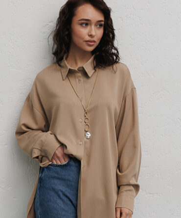 Elongated oversize beige women's shirt with slits on the sides