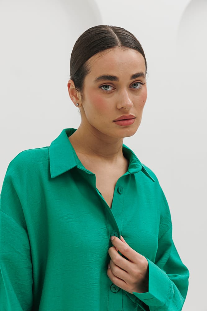 Women's oversized green shirt with a crinkled texture