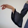 Темно синя сукня в білу полоску з розрізом на спині