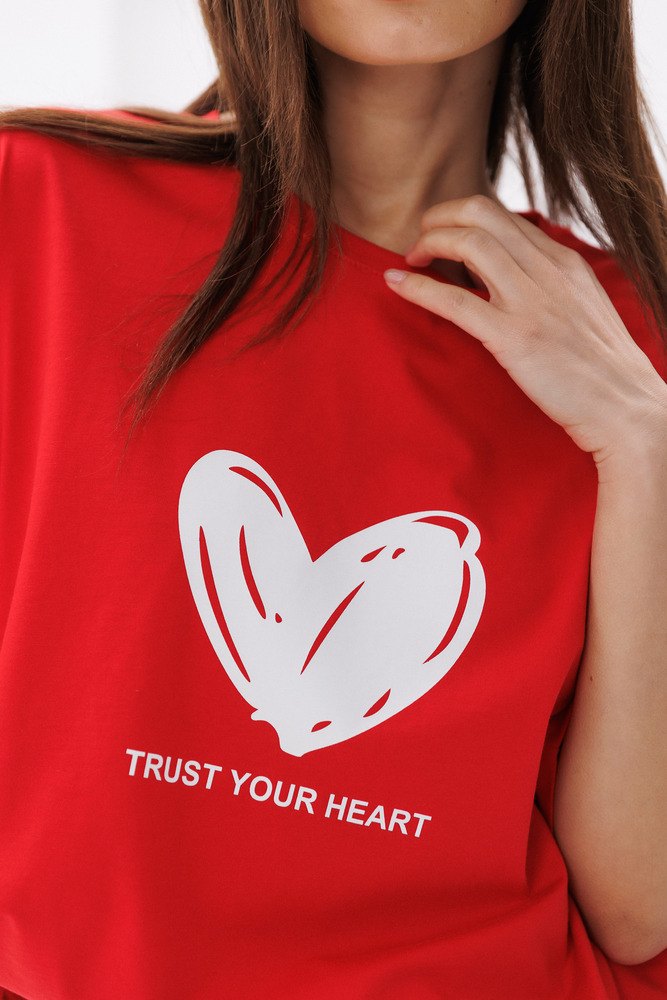 Women's oversized red t-shirt with the "Trust your heart" print.