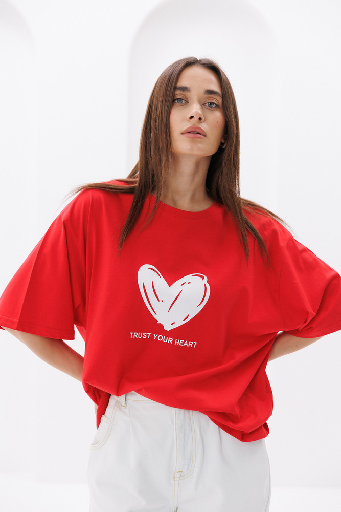 Жіноча футболка oversize з принтом Trust your heart червона