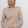 Коротка трикотажна сукня з кишенями бежева