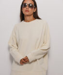 Women's oversize sweatshirt with raglan sleeves cream