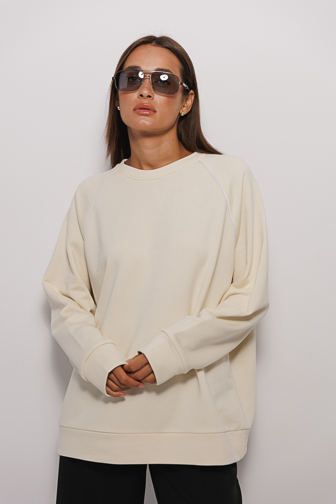 Women's oversize sweatshirt with raglan sleeves cream