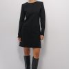 Коротка трикотажна сукня з кишенями чорна