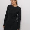 Коротка трикотажна сукня з кишенями чорна
