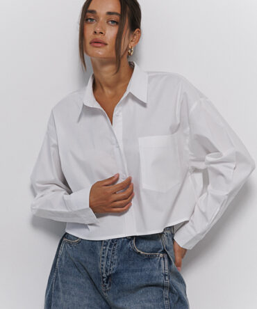 Cropped women's shirt in white