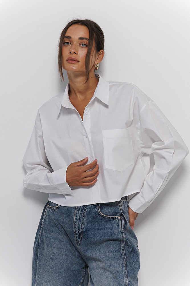 Cropped women's shirt in white