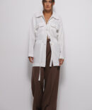 Extended women's light milk-colored shirt with a melange texture and ties at the waist.