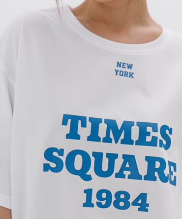 Women's oversized t-shirt in milk color with the "Times Square" print.