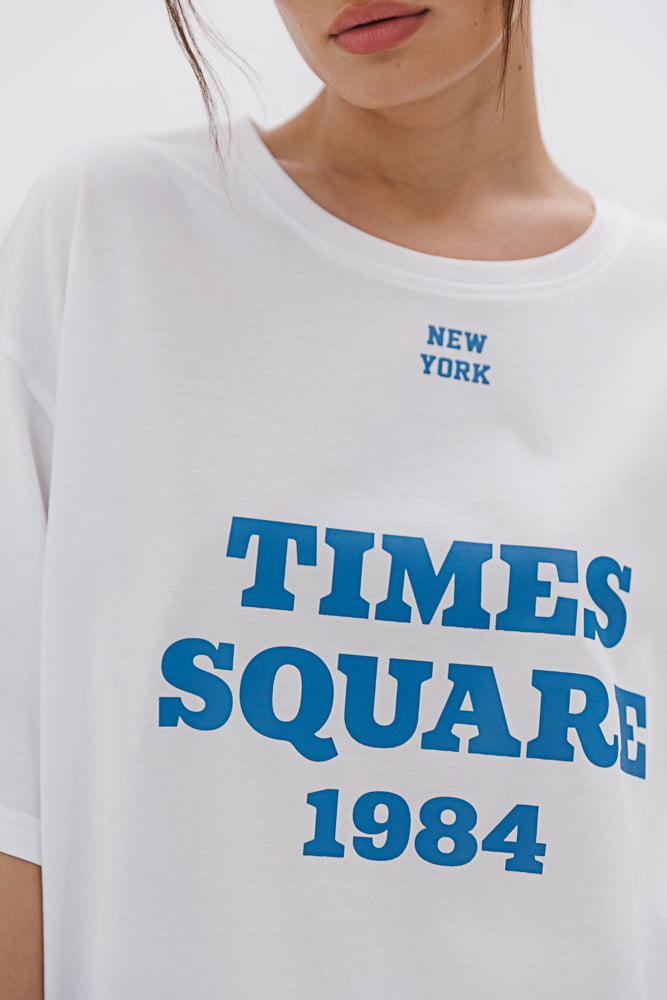 Women's oversized t-shirt in milk color with the "Times Square" print.