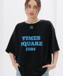 Black women's oversized t-shirt with the "Times Square" print.