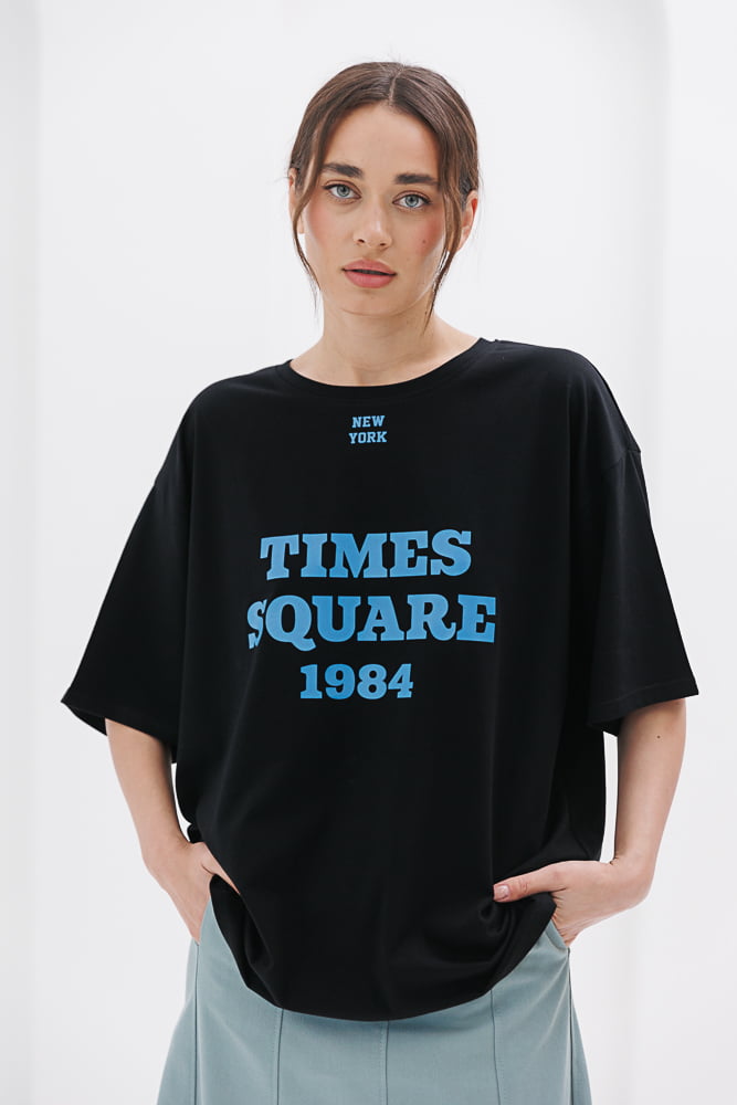 Black women's oversized t-shirt with the "Times Square" print.