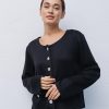 Короткий трикотажний кардиган на ґудзиках чорний