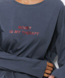 Women's long sleeve in graphite with the print "Money is my therapy"