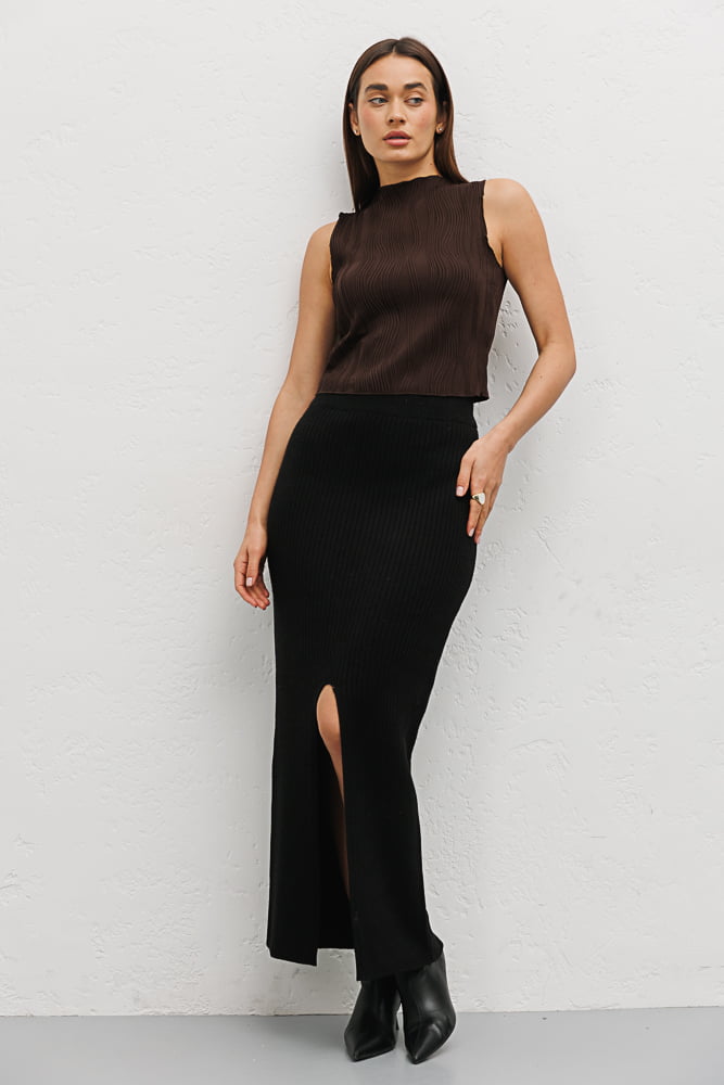 Short pleated sleeveless top in dark chocolate.