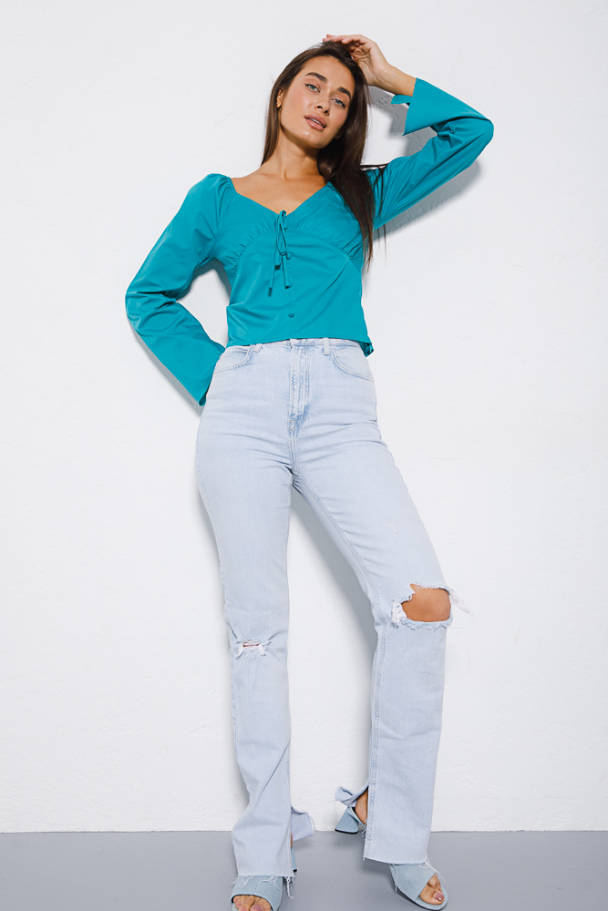 Cropped turquoise blouse with a bow on the chest