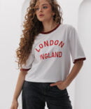 Women's milk-colored t-shirt with the print "London England" and burgundy piping.