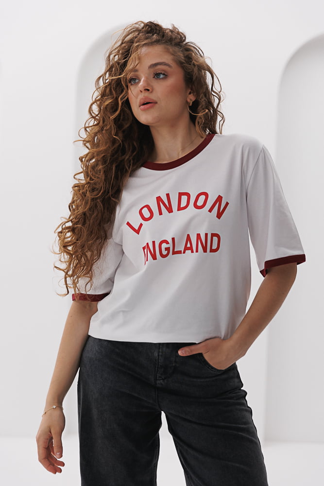 Women's milk-colored t-shirt with the print "London England" and burgundy piping.