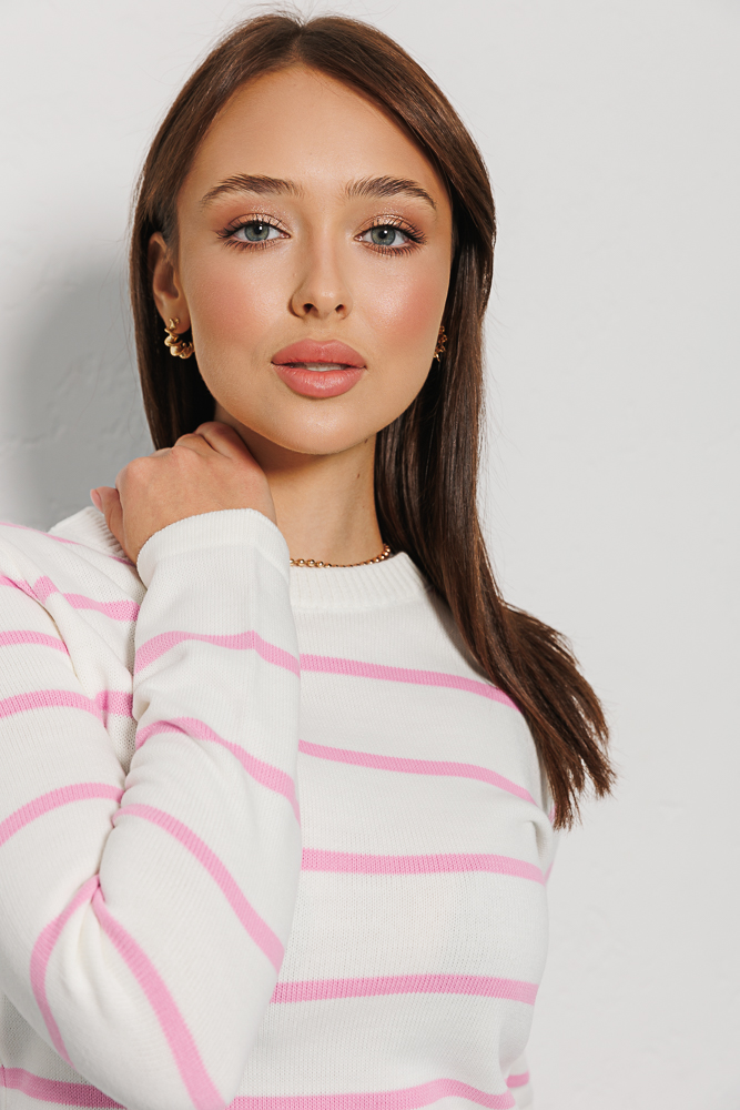 Cropped knitted sweater milky with light pink stripes