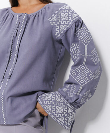 Women's embroidered shirt in gray with geometric satin stitch and ties on the cuffs.