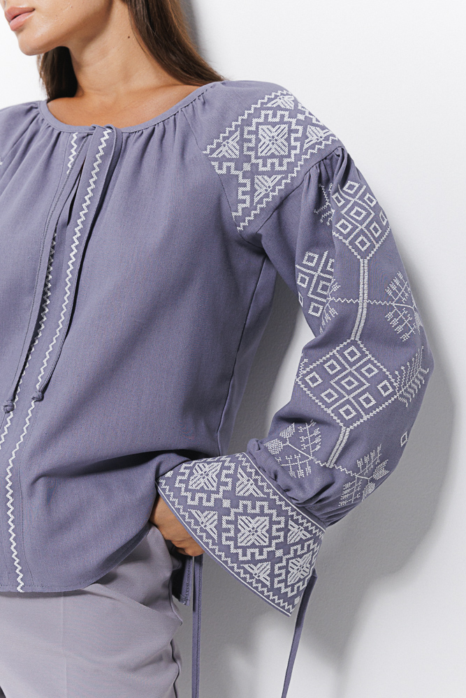 Women's embroidered shirt in gray with geometric satin stitch and ties on the cuffs.