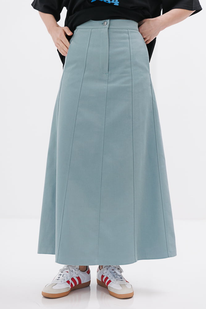 Long trapeze skirt in mint cotton.