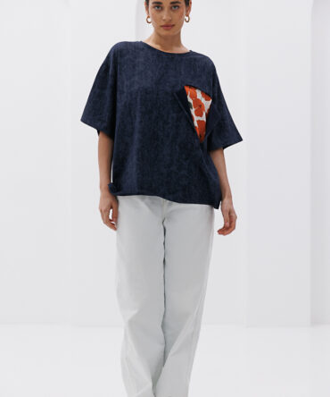 Women's oversized T-shirt with floral insert navy blue with boiled effect