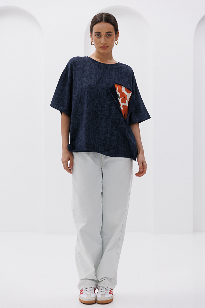 Women's oversized T-shirt with floral insert navy blue with boiled effect