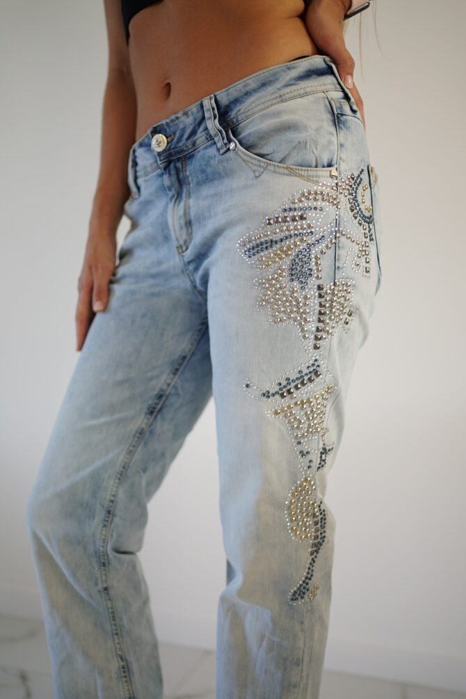 Jeans with rhinestones on the thighs