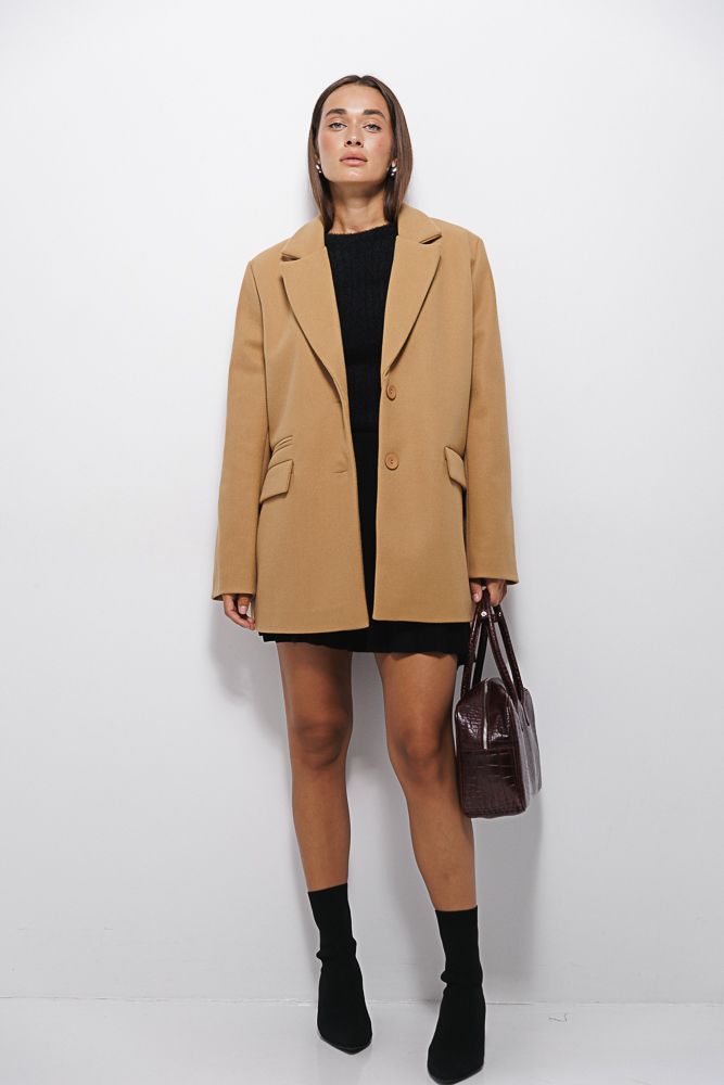 Short single-breasted women's coat in beige