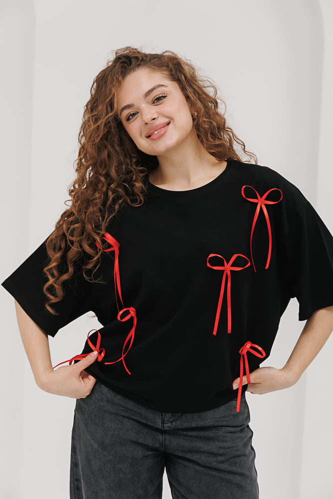 Black oversized women's t-shirt with red bows.