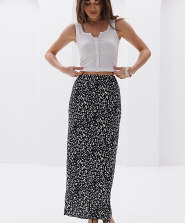 Long skirt with slit at the back black with leopard print