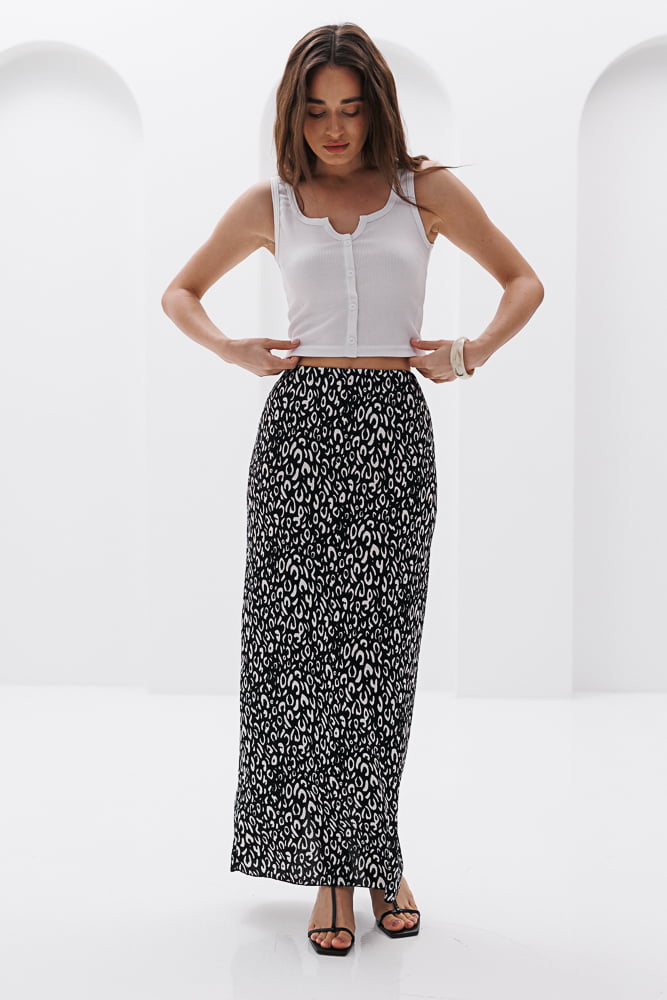 Long skirt with slit at the back black with leopard print