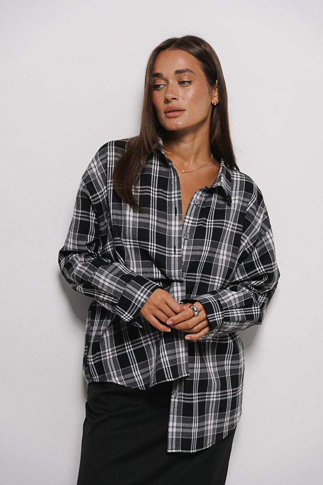 Women's oversized checkered shirt in black.