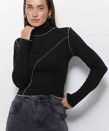 Жіноча водолазка чорна зі швами навиворіт