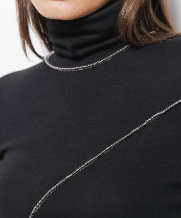 Жіноча водолазка чорна зі швами навиворіт