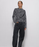 Women's turtleneck black with milky leopard pattern