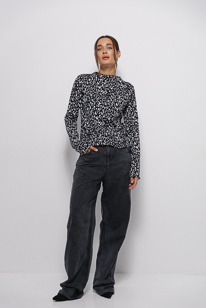 Women's turtleneck black with milky leopard pattern