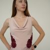 Рожева сукня з бордовою вишивкою на талії