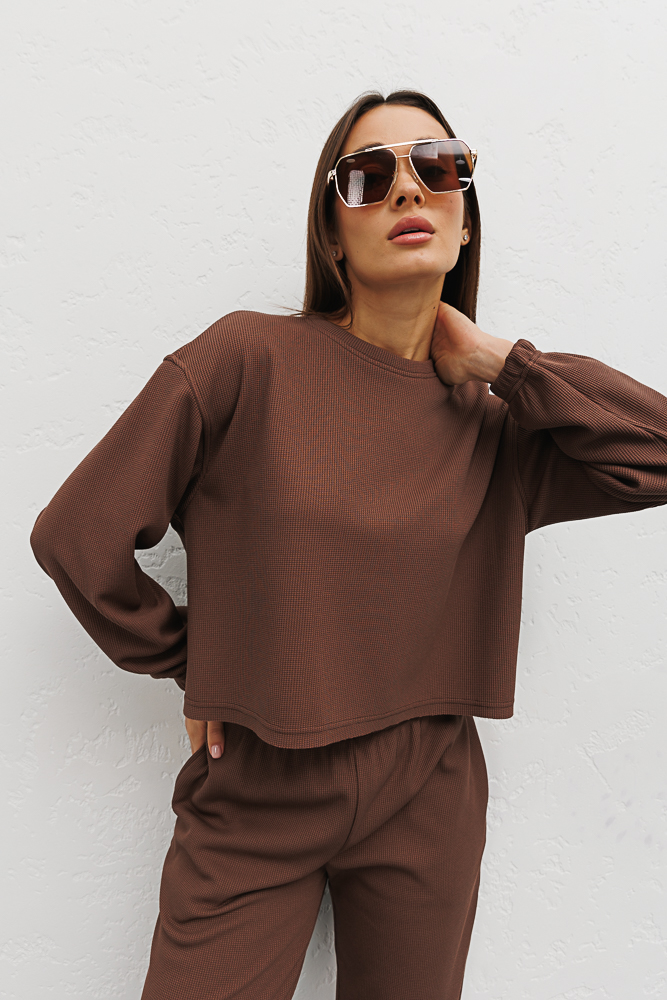 Women's suit with cropped sweatshirt and chocolate joggers