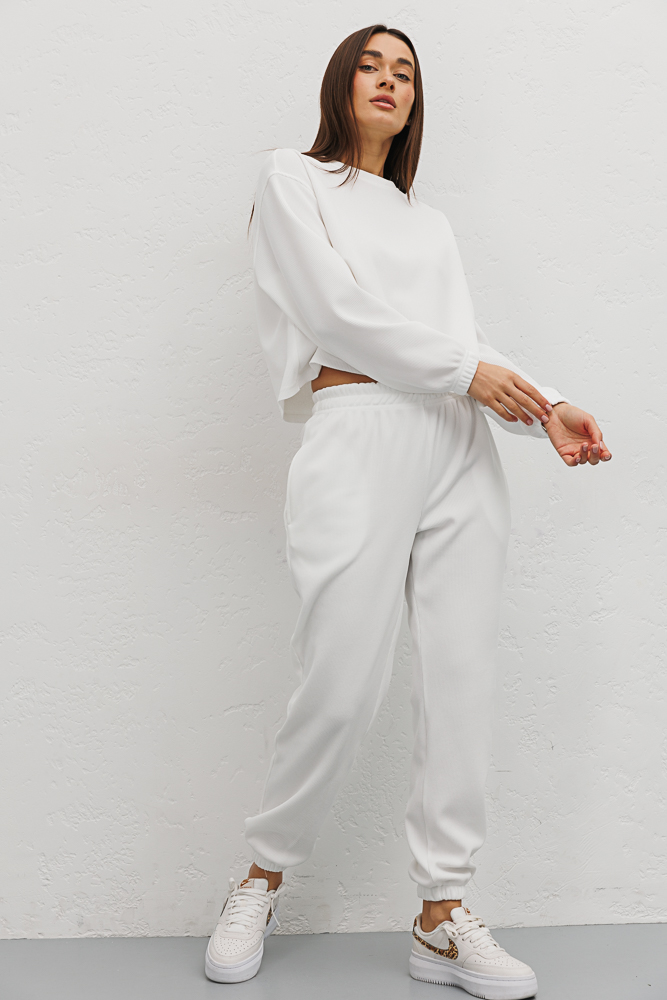 Women's suit with cropped sweatshirt and milky joggers