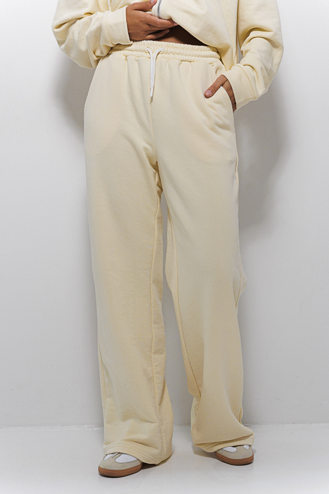 Women's Sweatpants in Cream with a Back Pocket