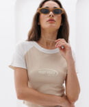 Beige cropped women's ribbed T-shirt with milk sleeves and print