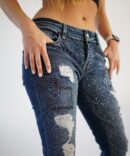 Frayed jeans with rhinestones on the front and on caramnes