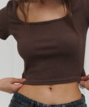 Cropped women's ribbed t-shirt in chocolate color.