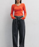 Knitted crop top orange with long sleeves and a chain at the neck