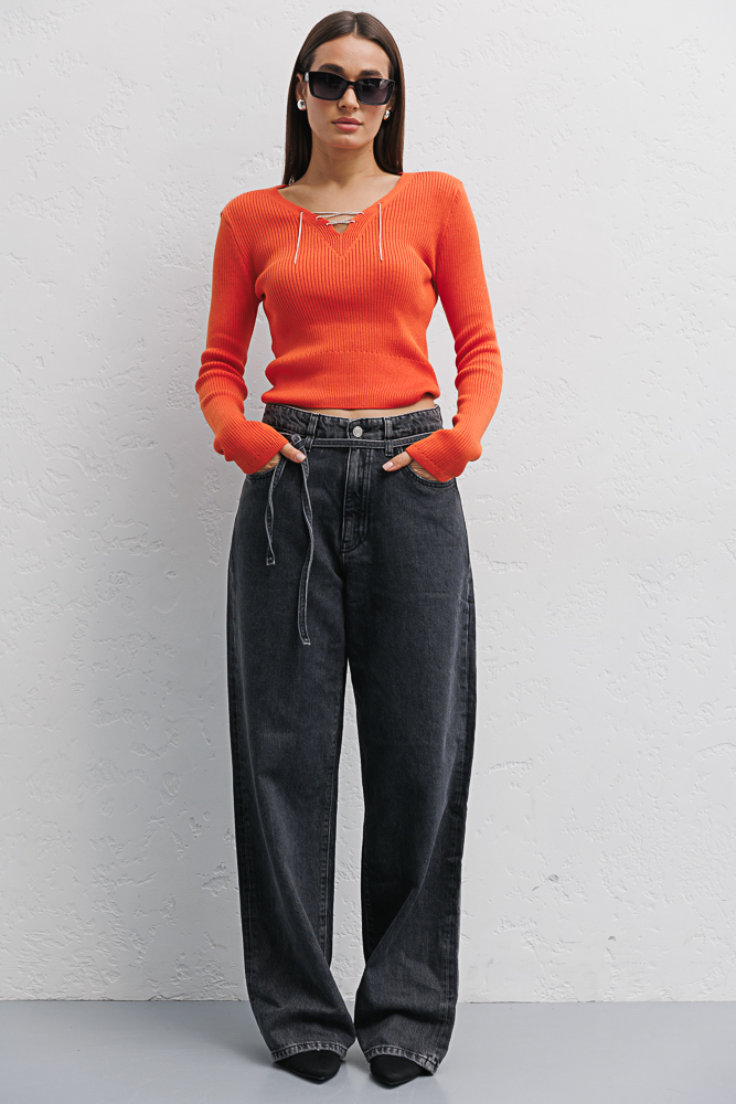 Knitted crop top orange with long sleeves and a chain at the neck