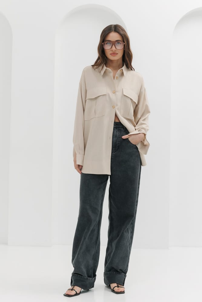 Women's oversized shirt in beige linen with chest pockets.